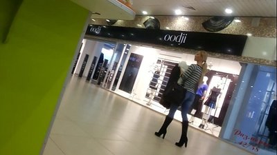 સુપરમાર્કેટમાં કૂલ ચિક.